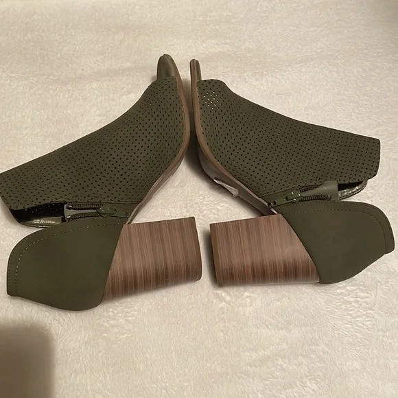 GUC Olive Green Heels, size 8 - Picture 4 of 8